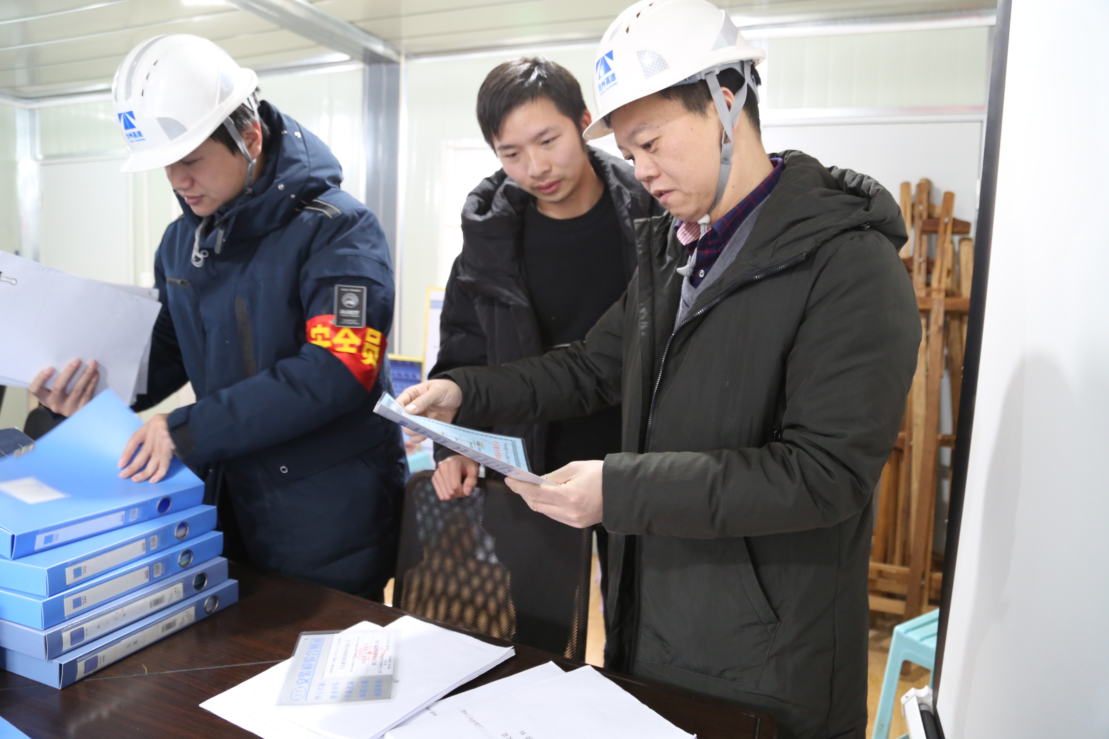 1645758072989249.jpg 圖為 檢查組在云棲項目檢查臺賬.JPG