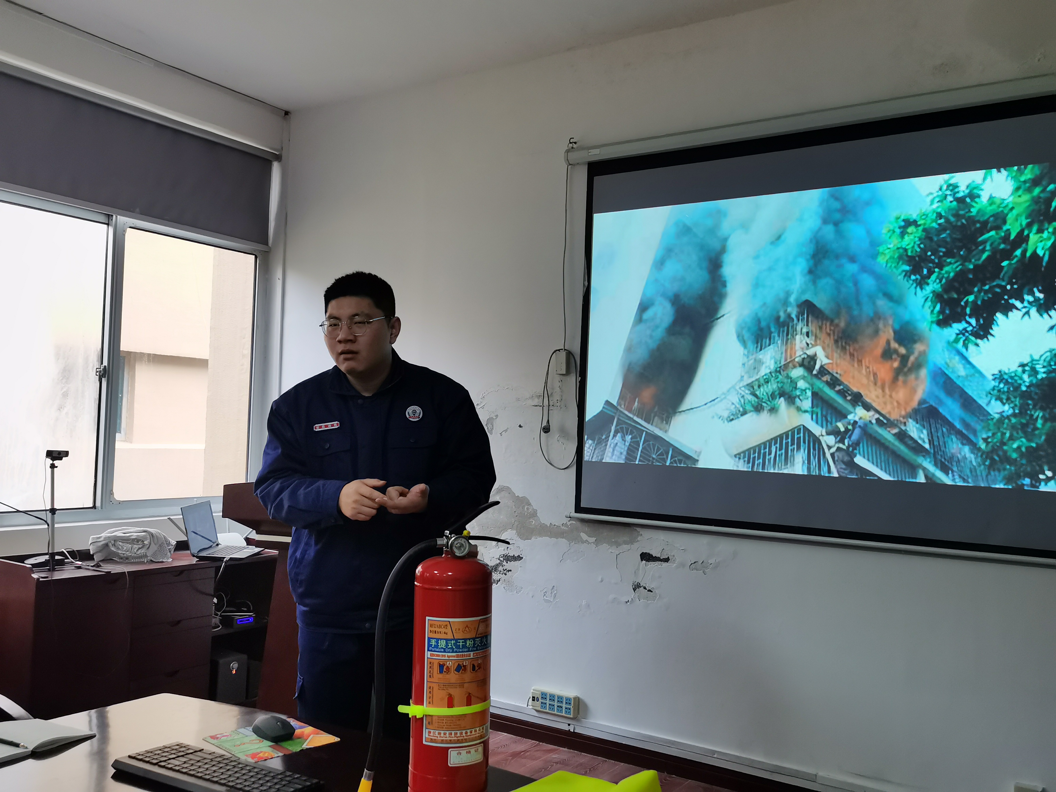 1675880777129578.jpg 2023.2.8黃教官講解滅火器種類 陳智慧攝.jpg