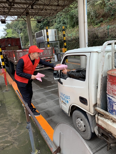 1 圖為志愿者在車道向過往司乘發放《高速行車交通安全宣傳單》 陳瑩攝1_副本.jpg