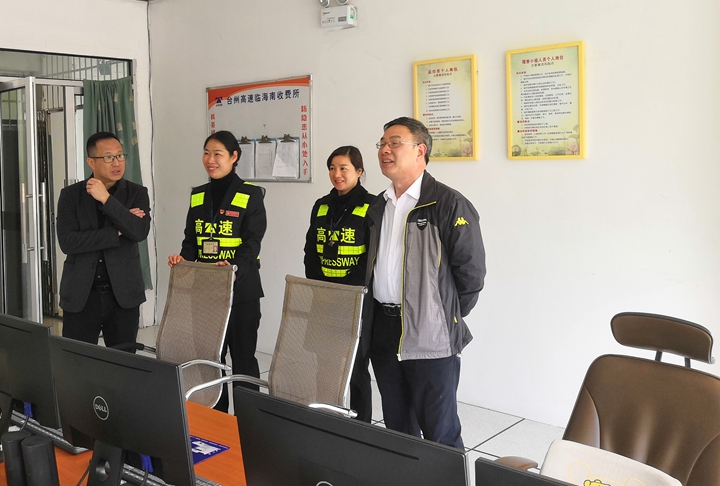 3 陳文波在臨海南監(jiān)控室察看收費(fèi)員工作情況_副本_副本.jpg